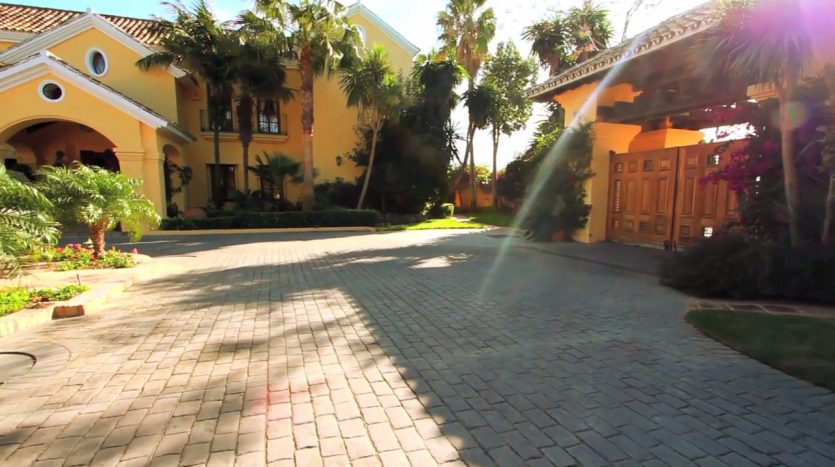 Stunning Luxury, casas espectaculares filmadas con drones de última generación. ¡Vende, Compra y Alquila Tu Propiedad con REPLUS®!