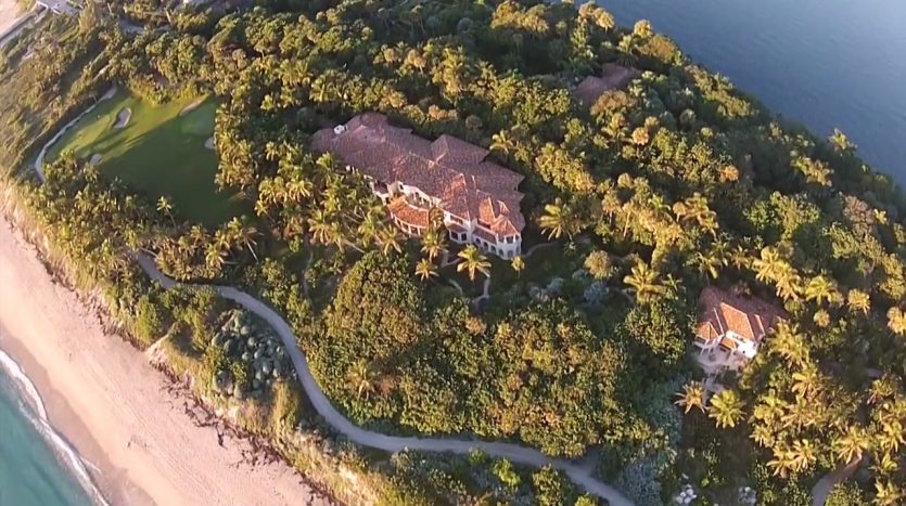 La Isla Espectacular mansión en la isla rodeada del océano.