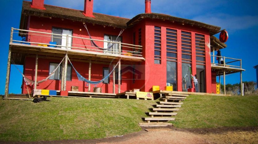 hostel en venta en puna del diablo uruguay