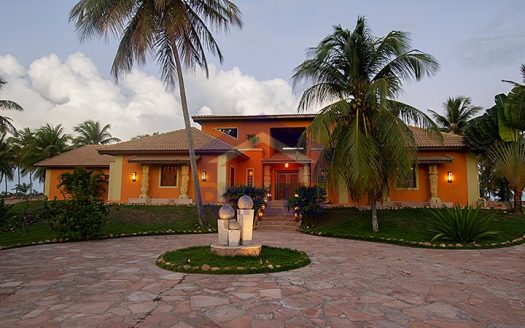 bahia oasis mansion en venta frente al mar