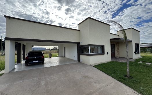 Alquiler de Casa Quinta en Lincoln – 3 Dormitorios, Parque de 1500 m² y Parrilla